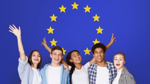 Jugendliche vor der Europa-Flagge Jugendliche vor der Europa-Flagge
