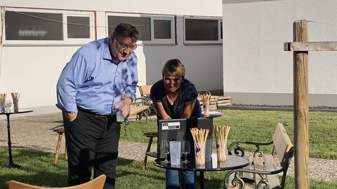 Europastaatssekretär Mark Weinmeister informiert sich über den Freundschaftsbecher