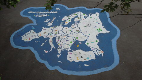 EU-Projekttag 2022 an der Albert-Schweitzer-Schule Kassel Fertiges Ergebnis einer Europakarte, die durch Graffiti entstanden ist
