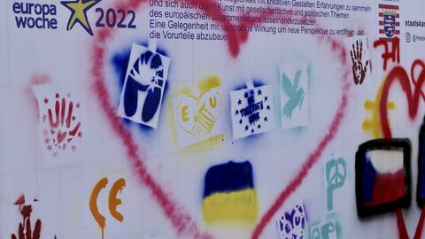 Impressionen - Europawoche 2022- Berufliche Schule Gelnhausen Ein Graffiti-Herz auf einer Leihwand im Rahmen der Europawoche 2022