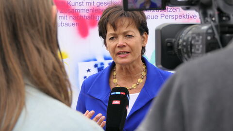 Impressionen - Europawoche 2022- Berufliche Schule Gelnhausen Europaministerin spricht ein Grußwort bei der Besichtigung der Beruflichen Schule Gelnhausen