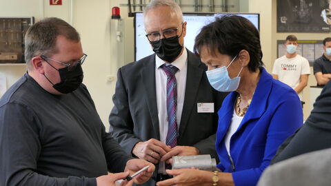 Impressionen - Europawoche 2022- Berufliche Schule Gelnhausen Europaministerin bei der Besichtigung der Werkabteilung der Beruflichen Schule Gelnhausen