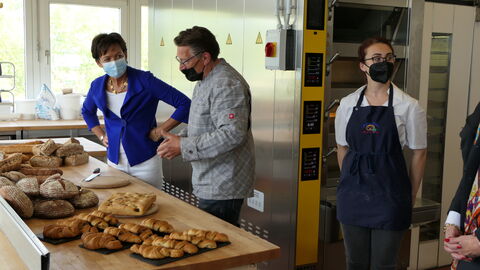Impressionen - Europawoche 2022- Berufliche Schule Gelnhausen Europaministerin bei der Besichtigung der Kochabteilung der Beruflichen Schule Gelnhausen