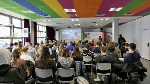 Impressionen - Europawoche 2022- Berufliche Schule Gernhausen Ministerin hält Grußwort in der Beruflichen Schule Gelnhausen