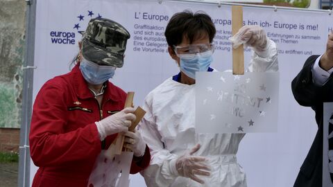 Impressionen - Europawoche 2022- Berufliche Schule Gelnhausen Europaministerin Lucia Puttrich schaut sich die Schablone für eine Graffitiaktion der Beruflichen Schule Gelnhausen