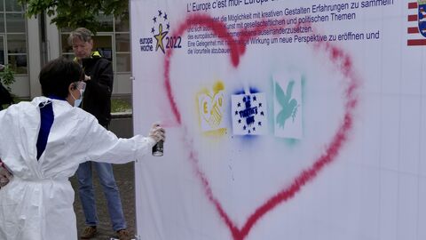 Impressionen - Europawoche 2022- Berufliche Schule Gelnhausen Europaministerin Lucia sprüht ein rotes Herz auf eine Wand der Beruflichen Schule Gelnhausen