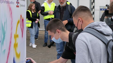 Impressionen - Europawoche 2022- Berufliche Schule Gelnhausen Schüler besprühen eine Wand der Beruflichen Schule Gelnhausen