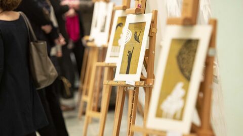 Ausstellung litauischer Kunst in der Hessischen Staatskanzlei Litauische Kunstwerke auf Holztaffeln in Foyer der Staatskanzlei aufgestellt