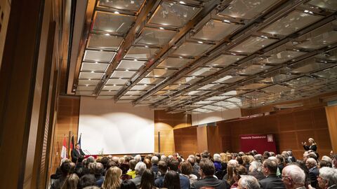 13. Europäischer Salon mit Litauen Aufnahme aus dem Hintenteren Teil des Veranstaltungsraums wo alle Gäste zu sehen sind