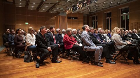 13. Europäischer Salon mit Litauen Aufnahme der sitzenden Gäste im Büchnersaal der Hessischen Staatskanzlei