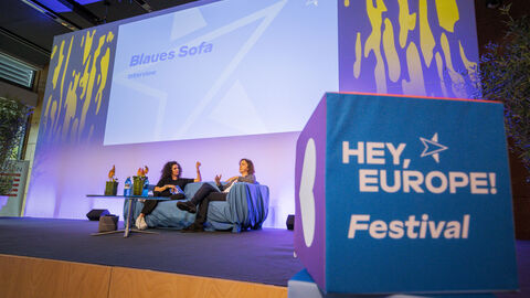 Blaues Sofa mit den Ehrengästen Hey, Europe! Festival am 24.09.2022 in Hanau