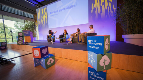 Paneldiskussion, mit Aya Jaff, Christina Kraus und Digitalstaatssekretär Patrick Burghardt Hey, Europe! Festival am 24.09.2022 in Hanau