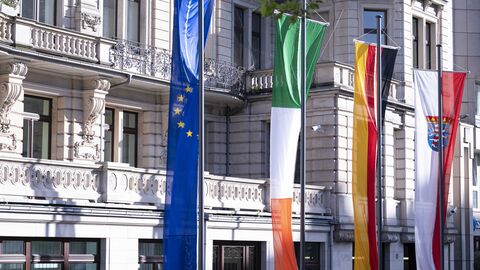 14. Europäischer Salon mit Irland Europäische, irische, deutsche und die hessischen Flaggen vor der Staatskanzlei