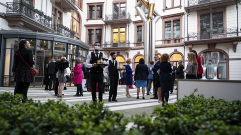 14. Europäischer Salon mit Irland Gäste des Empfangs im Innenhof der Staatskanzlei