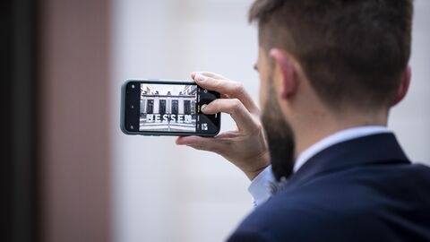 14. Europäischer Salon mit Irland Ein Gast fotografiert die Veranstaltung mit seinem Iphon