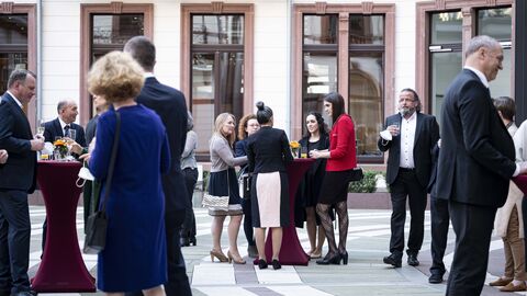 14. Europäischer Salon mit Irland Gäste des Empfangs an den Stehtischen im Innenhof der Staatskanzlei