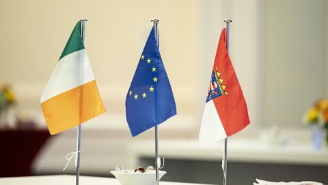 14. Europäischer Salon mit Irland Flaggen als Stehtischdeko