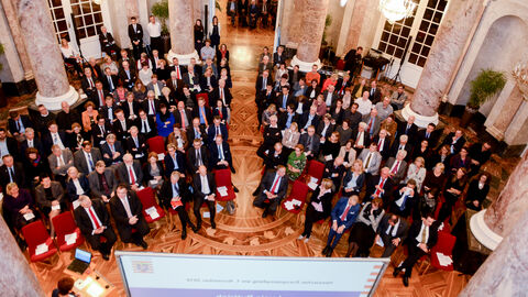 Hessischer Europaempfang am 01.11.2016 in Wiesbaden - Aufnahmen von oben - Sitzende Gäste im Veranstaltungsraum Hessischer Europaempfang am 01.11.2016 in Wiesbaden - Aufnahmen von oben - Sitzende Gäste im Veranstaltungsraum