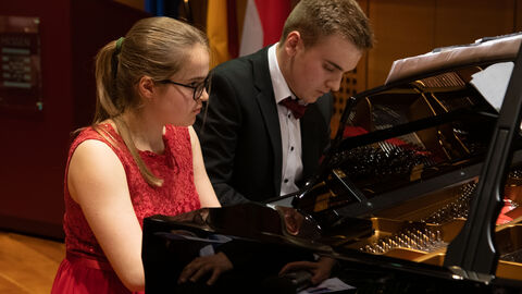 Ana Sofia und Paul Cristian haben die musikalische Leidenschaft am Klavier des Vaters geerbt