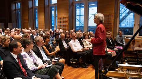 Sitzende Gäste vor der Musikalischen Bühne