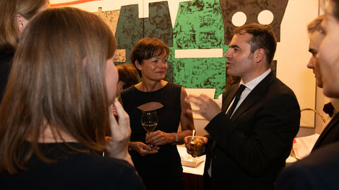 Unterhaltende Gäste im Rahmen des Stehempfangs