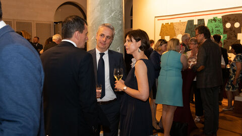 Unterhaltende Gäste im Rahmen des Stehempfangs