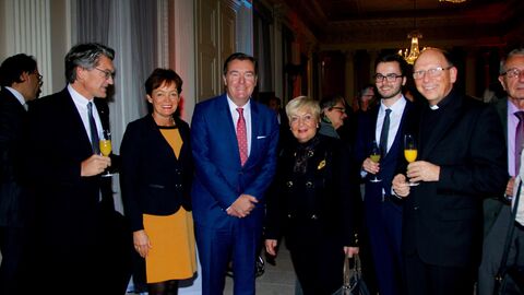 Ministerin Puttrich mit Hanaus Oberbürgermeister Claus Kaminsky und seiner Vorgängerin Margret Härtel und weiteren Gästen