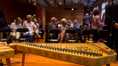 8. Europäischer Salon mit Lettland Ein musikalisches Instrument aufgebaut