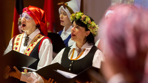 8. Europäischer Salon mit Lettland Ein Frauenchor lettischer Frauen singt vor dem Publikum