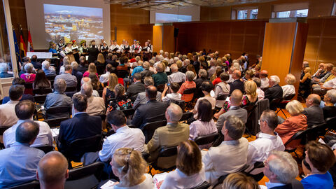 Sitzende Gäste im Büchnersaal der Staatskanzlei