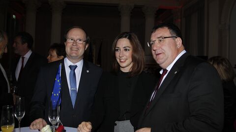 Landtagsabgeordneter Tobias Utter, Stadtverordnete Isabelle Hemsley und RegierungspräsidentStaatssekretär Mark Weinmeister