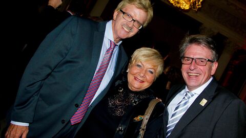 Hessischer Europaempfang am 17.11.2017 in Hanau - Die frühere Oberbürgermeisterin Margret Härtel mit Europaabgeordnetem Thomas Mann (l.) und Stadtverordnetem Joachim Stamm (r.) Die frühere Oberbürgermeisterin Margret Härtel mit Europaabgeordnetem Thomas Mann (l.) und Stadtverordnetem Joachim Stamm (r.)