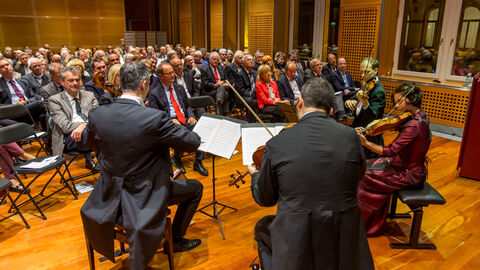 9. Europäischer Salon mit Österreich Das Auner Quartett spielt sitzend vor den Gästen