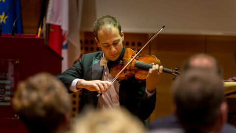 Daniel Auner auf einer Geige spielend vor dem Publikum
