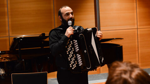 3. Europäischer Salon mit Italien - Mirko Satto spielt sein Akkordeon
