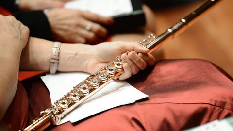 Sarah Louvion hält Ihre Flöte