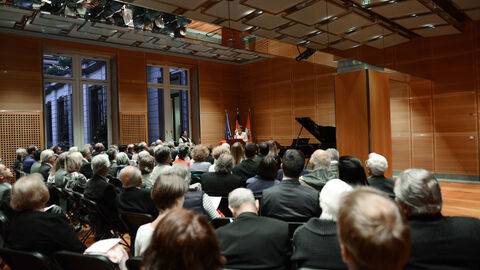 4. Europäischer Salon mit Frankreich - zahlreiche Gäste im Büchnersaal der Hessischen Staatskanzlei 