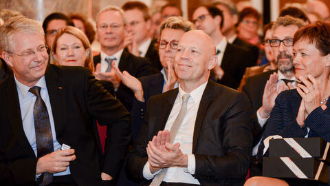 Hessischer Europaempfang am 01.11.2016 in Wiesbaden - Dr. Rolf Densing, Leiter des ESOC in Darmstadt und Europaministerin Lucia Puttrich