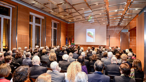 6. Europäischer Salon mit Bulgarien Foto der sitzenden Gäste im Büchersaal der hessischen Staatskanzlei