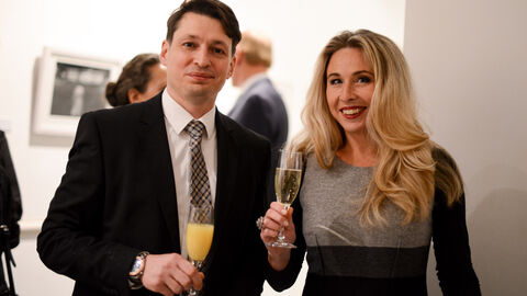 Ein junges Paar beim Stehempfang 