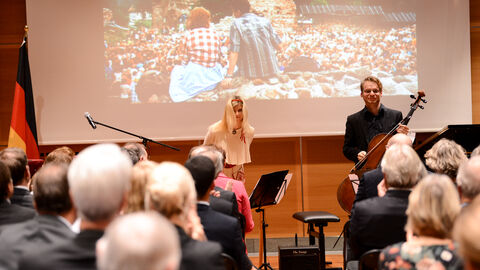 5. Europäischer Salon mit Estland - Künsterin und Künster bedanken sich stehend beim Publikum Künsterin und Künster spielen Klavier, Kannel und Cello