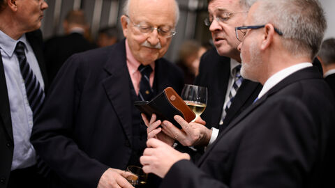 Michael Gahler MdEP im Gespräch mit Gästen beim Empfang 