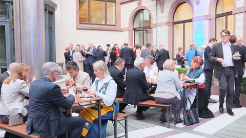 7. Europäischer Salon mit Schweden Gäste des Abends im Rahmen des Stehempfangs im beleuchteten Innenhof