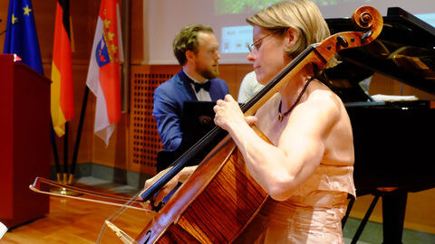 Schwedische Künsterin und ein Klavierspieler