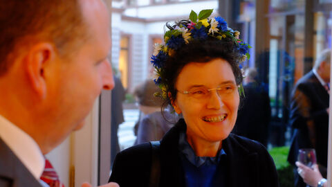 Gäste des Abends im Rahmen des Stehempfangs im beleuchteten Innenhof