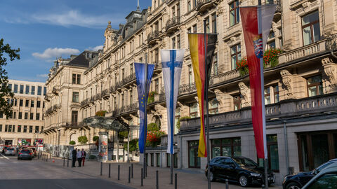 Die Flaggen Deutschlands, der EU, die hessische und des Landes Finnland wehen im Wind vor der Staatskanzlei in Wiesbaden