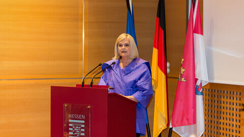 Ehrengast aus Finnland spricht Grußwort am Pult im Büchnersaal der Staatskanzlei