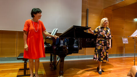 Die finnischen Künstlerinnen Sini Rautavaara (Sopran) und Helena Maffli (Klavier) danken stehend dem Applaus