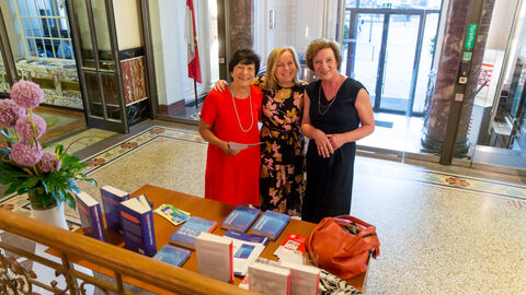 Drei finnische Künsterinnen im Foyer der Staaskanzlei