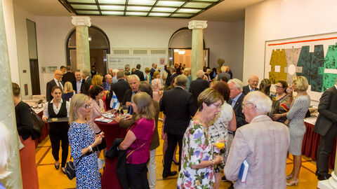 Unterhaltende Gäste im Rahmen des Stehempfangs